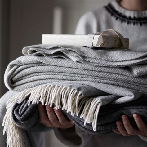 Luxury blankets: in wool, silk and cashmere .